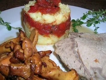 Kalbsrücken, zart gegart, an Tomaten-Kartoffel-Türmchen und Pfifferlinge - Rezept - Bild Nr. 3