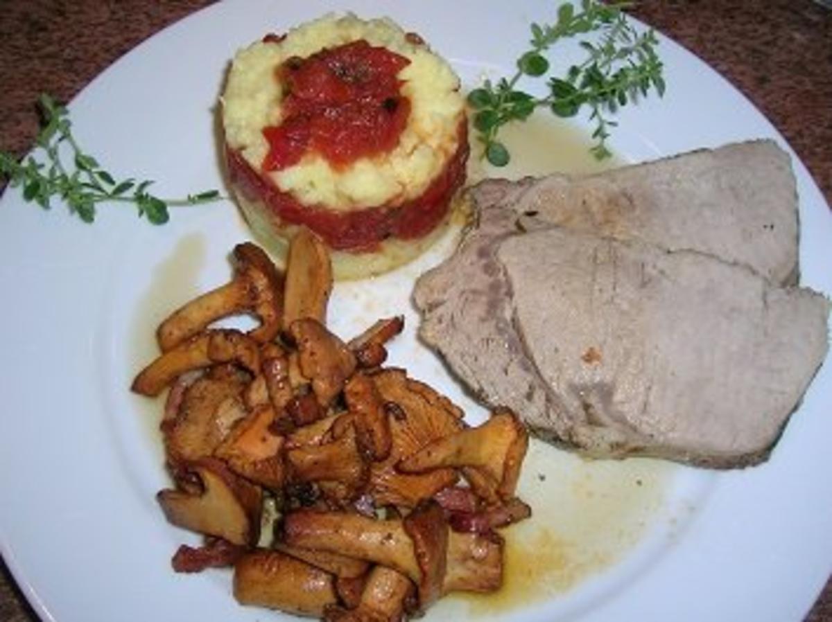 Kalbsrücken, zart gegart, an Tomaten-Kartoffel-Türmchen und Pfifferlinge - Rezept - Bild Nr. 4