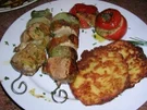 Schweinefilet am Spieß, an hausgemachten Rösti und gefüllten Kräutertomaten - Rezept
