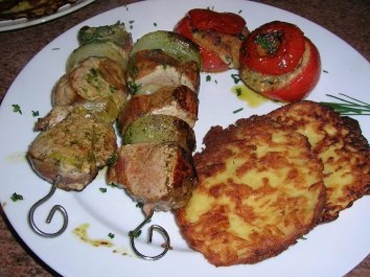 Bilder für Schweinefilet am Spieß, an hausgemachten Rösti und gefüllten Kräutertomaten - Rezept