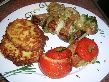 Schweinefilet am Spieß, an hausgemachten Rösti und gefüllten Kräutertomaten - Rezept - Bild Nr. 2