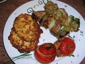Schweinefilet am Spieß, an hausgemachten Rösti und gefüllten Kräutertomaten - Rezept - Bild Nr. 3