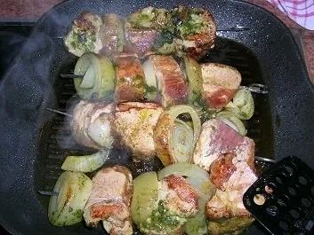 Schweinefilet am Spieß, an hausgemachten Rösti und gefüllten Kräutertomaten - Rezept - Bild Nr. 4