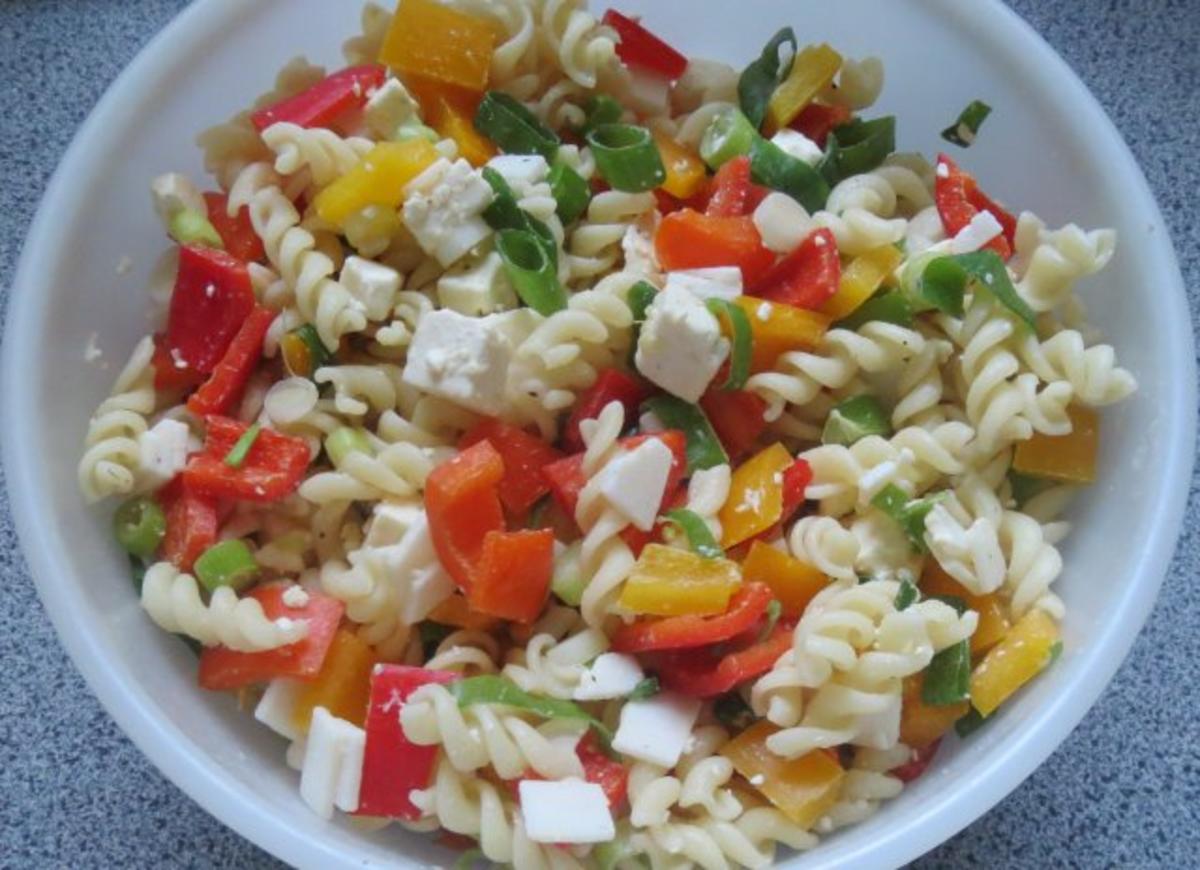 Salat: Paprika trifft Nudeln und Käse - Rezept