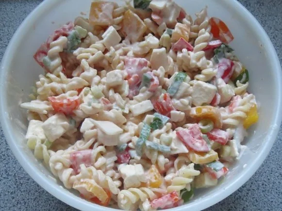 Rezept: Salat: Paprika trifft Nudeln und Käse Bild Nr. 3 Salat: Paprika trifft Nudeln und Käse - Rezept - Bild Nr. 3