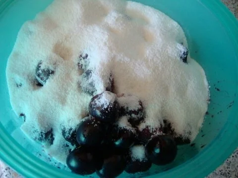 Schwarzkirschen-Marmelade, gepimmt mit Tonkabohne,Haselnusskernen und Amaretto - Rezept - Bild Nr. 2