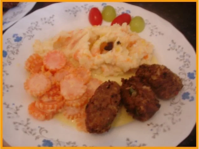 Rezept: Rindermett-Paprika-Röllchen mit Kartoffel-Pastinaken-Möhren-Stampf und Möhrenblüten ... Bild Nr. 2 Rindermett-Paprika-Röllchen mit Kartoffel-Pastinaken-Möhren-Stampf und Möhrenblüten ... - Rezept - Bild Nr. 2