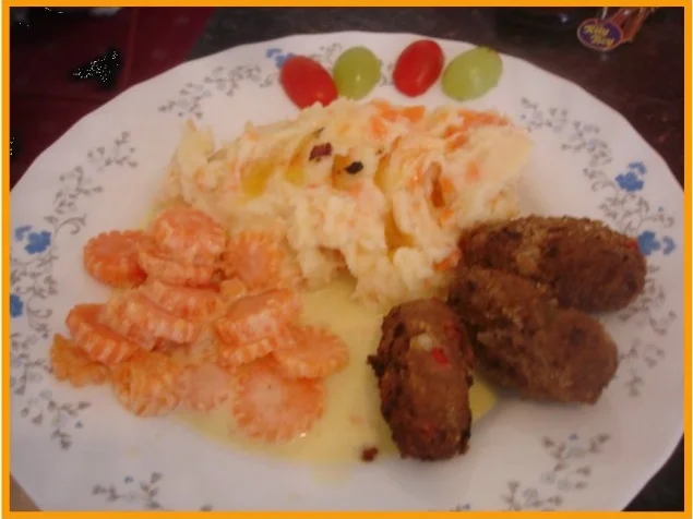 Rezept: Rindermett-Paprika-Röllchen mit Kartoffel-Pastinaken-Möhren-Stampf und Möhrenblüten ... Bild Nr. 3 Rindermett-Paprika-Röllchen mit Kartoffel-Pastinaken-Möhren-Stampf und Möhrenblüten ... - Rezept - Bild Nr. 3