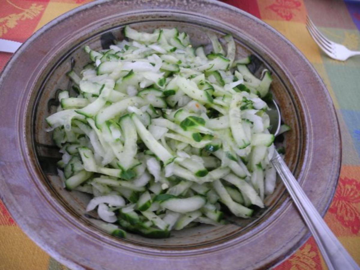 Salat : Geraspelten Gurken - Zwiebel - Salat - Rezept