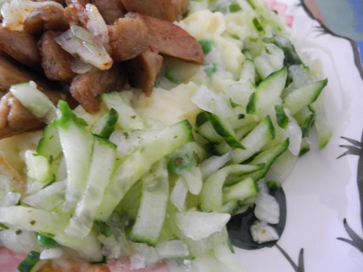Salat : Geraspelten Gurken - Zwiebel - Salat - Rezept - Bild Nr. 2