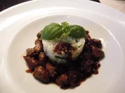 Hähnchen Herzen in Kirsch - Espresso Soße an grünem Reisturm - Rezept