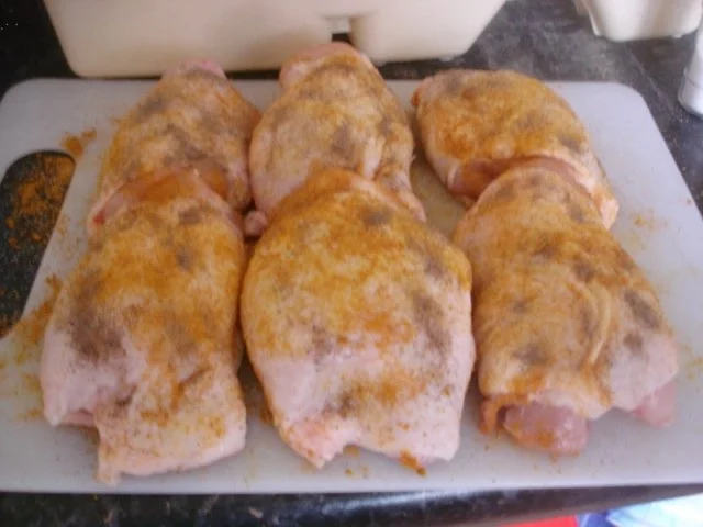 Panierte Hähnchenoberschenkel mit Sauce, Möhren-Kartoffelstampf und gemischten Salat - Rezept - Bild Nr. 3