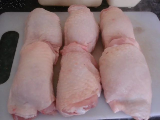 Panierte Hähnchenoberschenkel mit Sauce, Möhren-Kartoffelstampf und gemischten Salat - Rezept - Bild Nr. 2