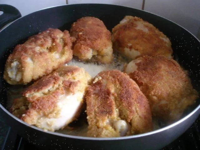 Panierte Hähnchenoberschenkel mit Sauce, Möhren-Kartoffelstampf und gemischten Salat - Rezept - Bild Nr. 6