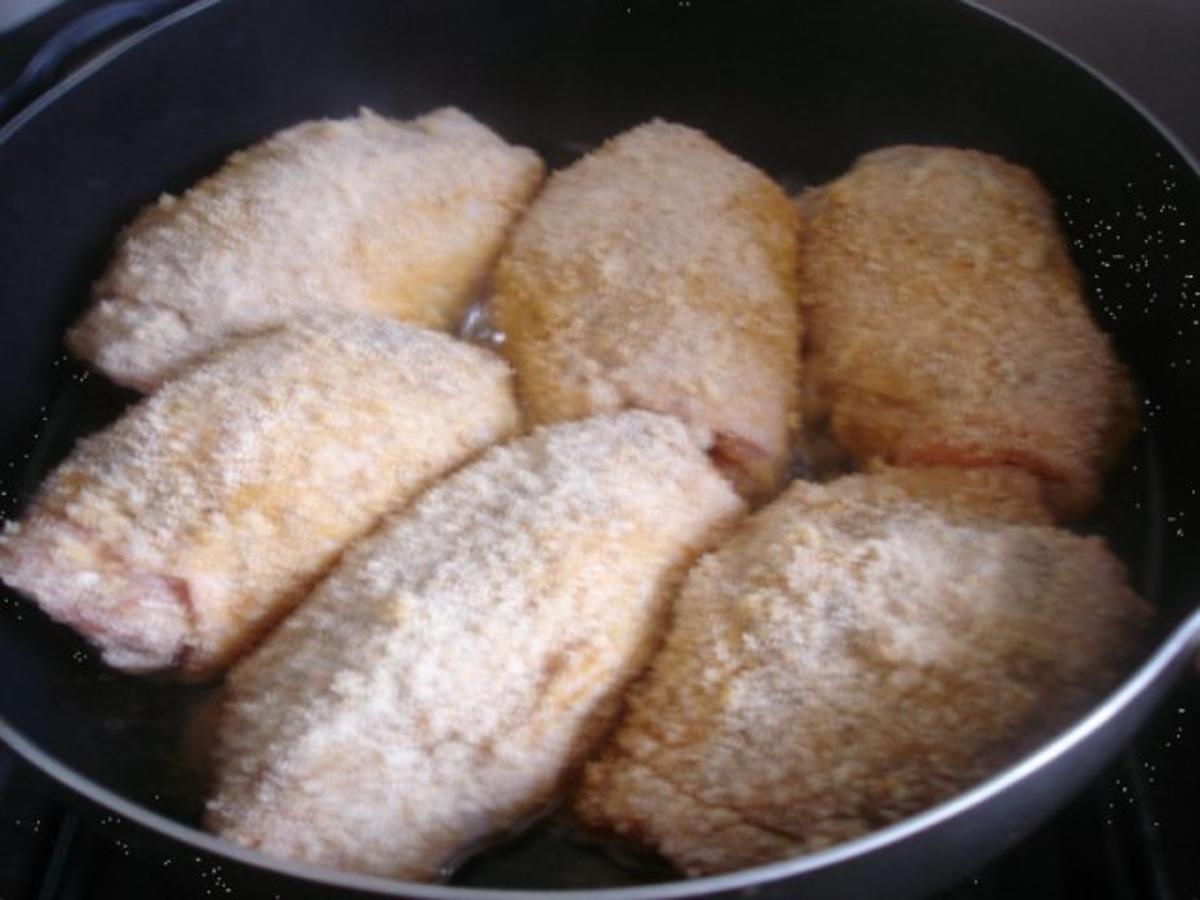 Panierte Hähnchenoberschenkel mit Sauce, Möhren-Kartoffelstampf und gemischten Salat - Rezept - Bild Nr. 5