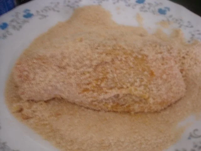 Panierte Hähnchenoberschenkel mit Sauce, Möhren-Kartoffelstampf und gemischten Salat - Rezept - Bild Nr. 4