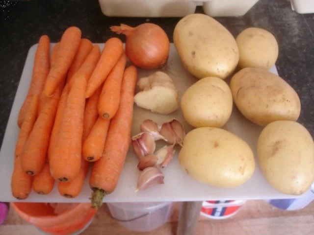 Panierte Hähnchenoberschenkel mit Sauce, Möhren-Kartoffelstampf und gemischten Salat - Rezept - Bild Nr. 7