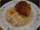 Panierte Hähnchenoberschenkel mit Sauce, Möhren-Kartoffelstampf und gemischten Salat - Rezept
