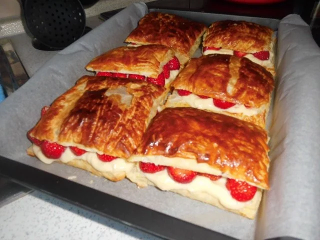 Rezept: Blätterteig mit Erdbeeren Butterpuddingcreme Fühlung Bild Nr. 2 Blätterteig mit Erdbeeren Butterpuddingcreme Fühlung - Rezept - Bild Nr. 2