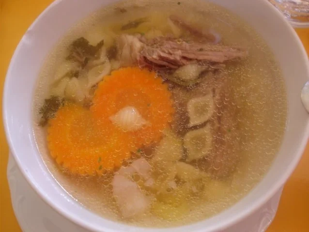 Rezept: Rindfleischsuppe mit Möhrenblüten Rindfleischsuppe mit Möhrenblüten - Rezept