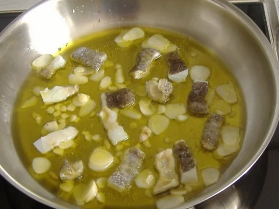 Rezept: Bacalao mit Knoblauch und Schinkenkartoffeln Bild Nr. 2 Bacalao mit Knoblauch und Schinkenkartoffeln - Rezept - Bild Nr. 2