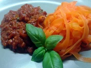 Möhren-Nudeln mit Sojabolognese - Rezept