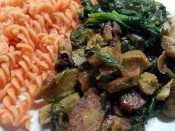 Lupinen-Geschnetzeltes mit Champignon-Spinat-Rahm und Linsennudeln - Rezept