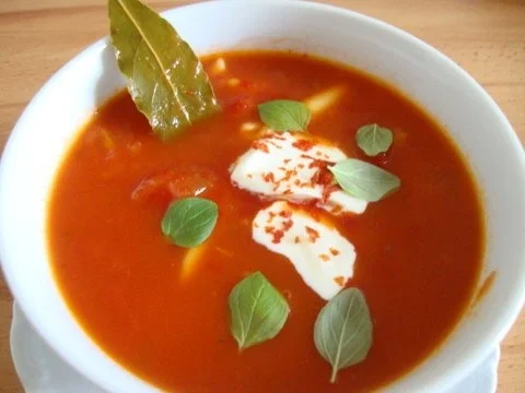 Rezept: Tomatensüppchen mit Pastaeinlage Tomatensüppchen mit Pastaeinlage - Rezept