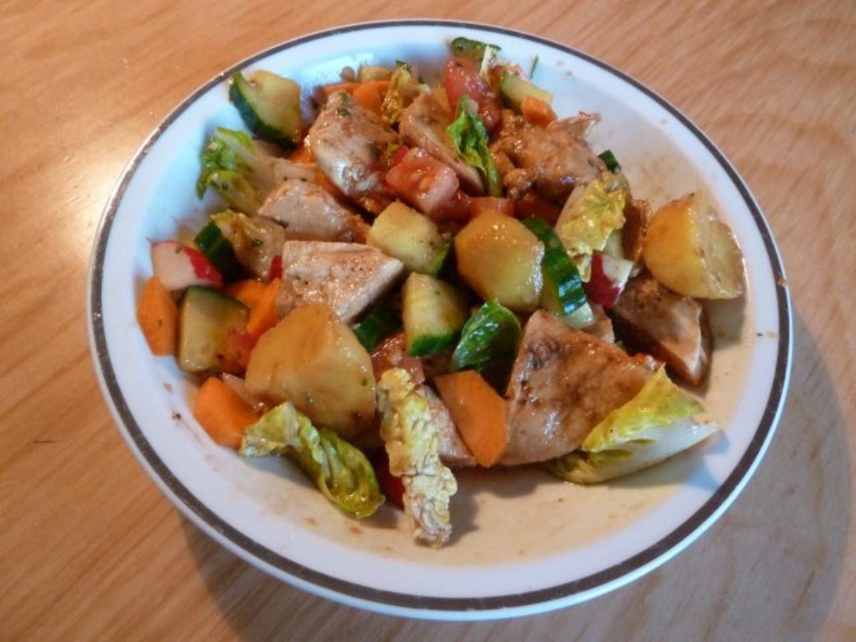 Bilder für Salat mit gebratenem Ingwer-Knoblauch-Sojasoße-Hühnchen und Kartoffelstückchen - Rezept