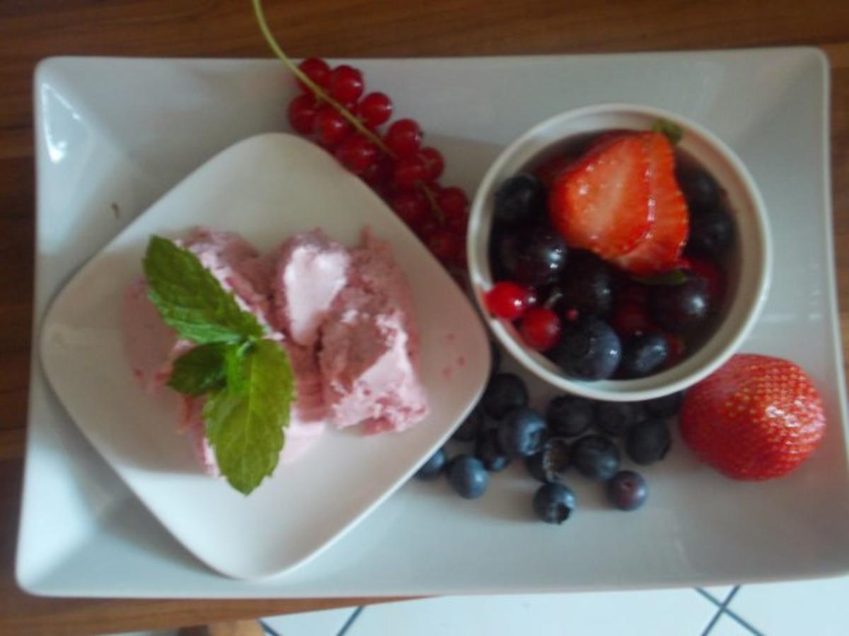 Bilder für Dessert - Erdbeercreme mit Beeren~Minze~Salat - Rezept