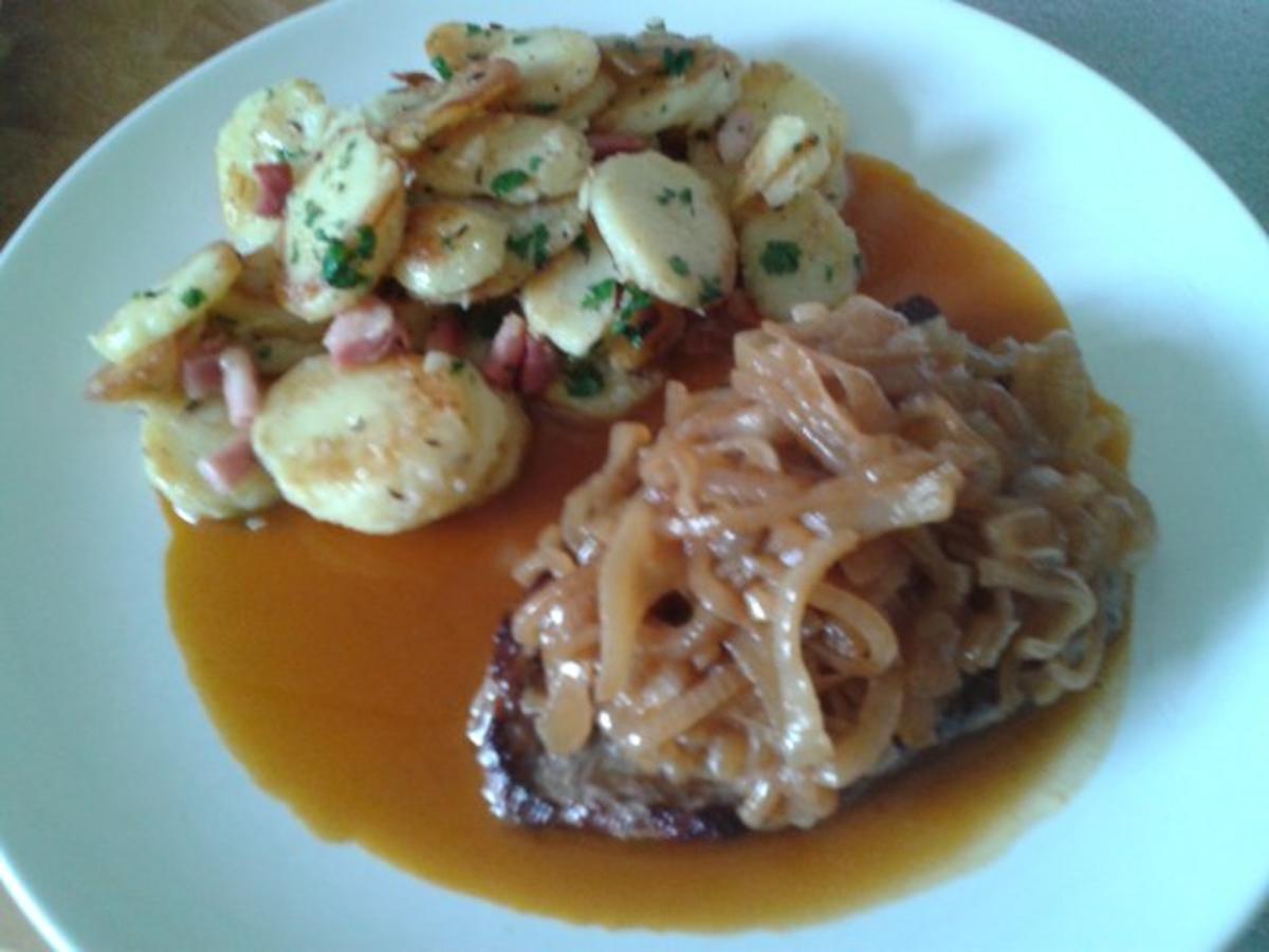 Zwiebelrostbraten mit Bratkartoffeln - Rezept