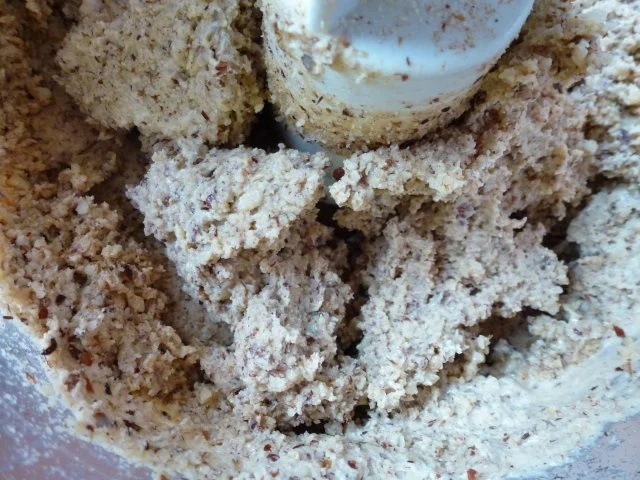 Möhrengugelhupf mit Nüssen und Mandeln - Rezept - Bild Nr. 5