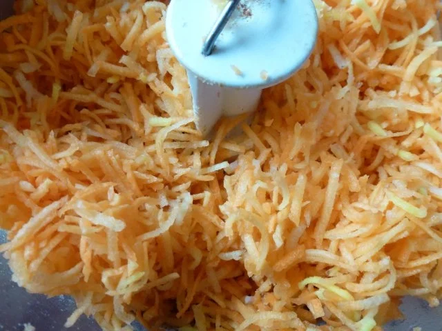 Möhrengugelhupf mit Nüssen und Mandeln - Rezept - Bild Nr. 6