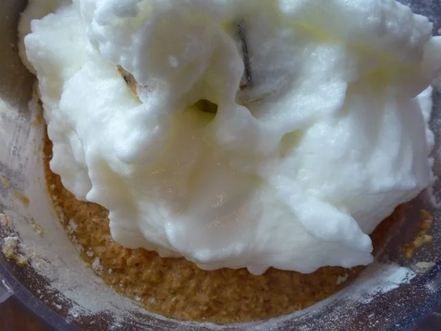 Möhrengugelhupf mit Nüssen und Mandeln - Rezept - Bild Nr. 10