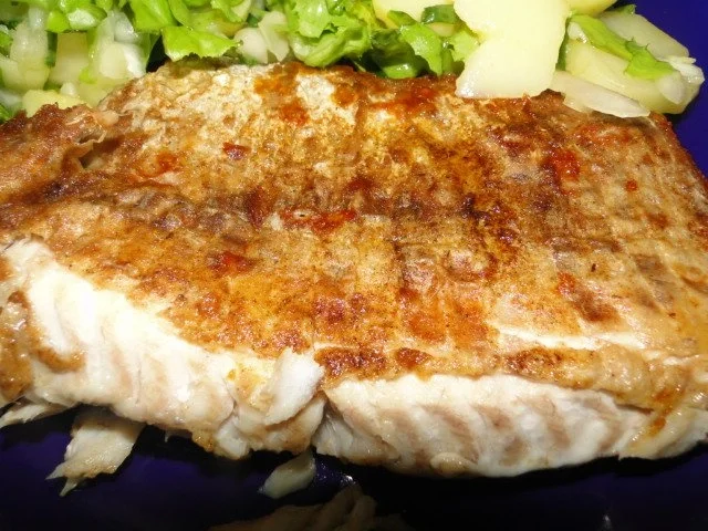 Rezept: Mehlierter Seelachs, dazu Kartoffelsalat vermischt mit Pflücksalat aus Mehlierter Seelachs, dazu Kartoffelsalat vermischt mit Pflücksalat aus - Rezept