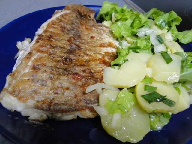 Rezept: Mehlierter Seelachs, dazu Kartoffelsalat vermischt mit Pflücksalat aus Bild Nr. 4 Mehlierter Seelachs, dazu Kartoffelsalat vermischt mit Pflücksalat aus - Rezept - Bild Nr. 4