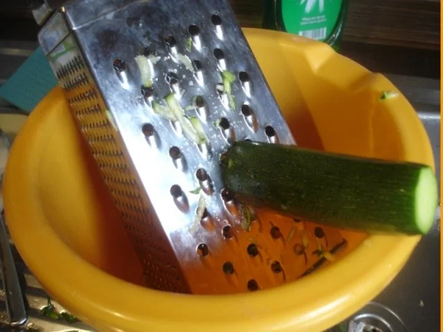 Gemüse-Puffer mit Tomaten-Schnittlauch-Quark - Rezept - Bild Nr. 6