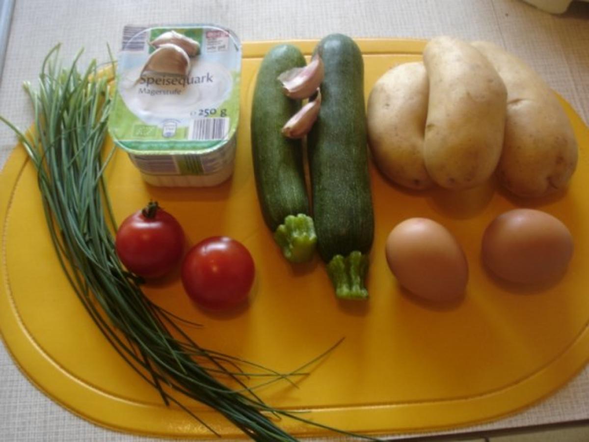 Gemüse-Puffer mit Tomaten-Schnittlauch-Quark - Rezept - Bild Nr. 2
