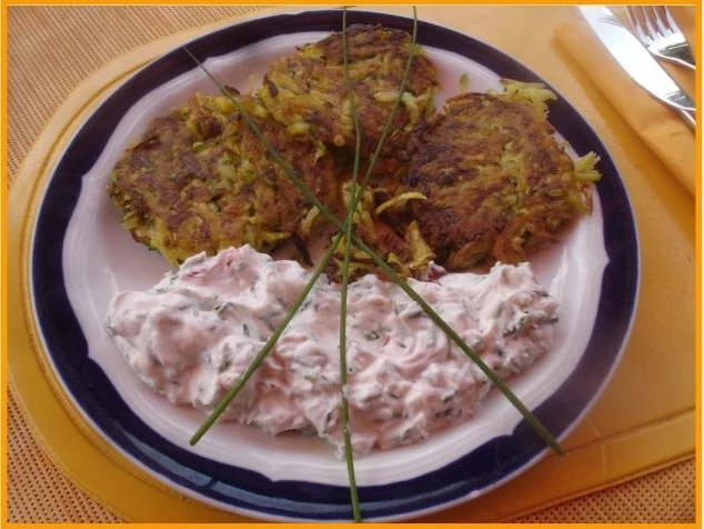 Gemüse-Puffer mit Tomaten-Schnittlauch-Quark - Rezept