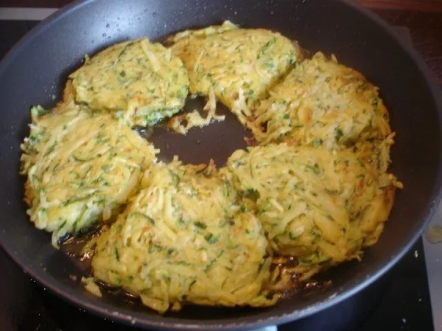 Gemüse-Puffer mit Tomaten-Schnittlauch-Quark - Rezept - Bild Nr. 10