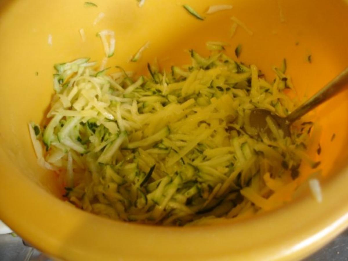 Gemüse-Puffer mit Tomaten-Schnittlauch-Quark - Rezept - Bild Nr. 7