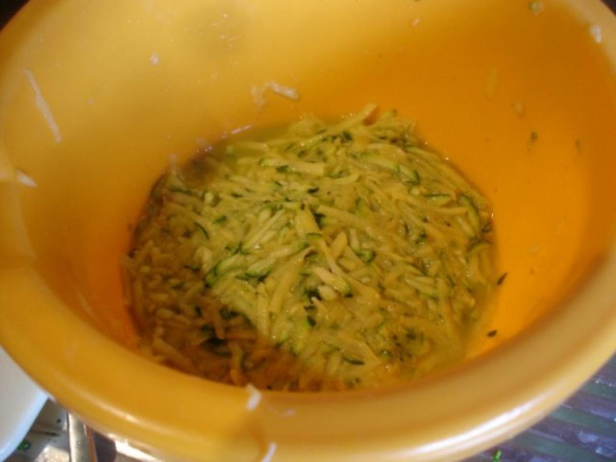 Gemüse-Puffer mit Tomaten-Schnittlauch-Quark - Rezept - Bild Nr. 8