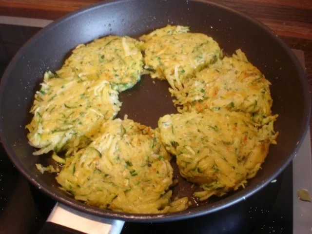 Gemüse-Puffer mit Tomaten-Schnittlauch-Quark - Rezept - Bild Nr. 11