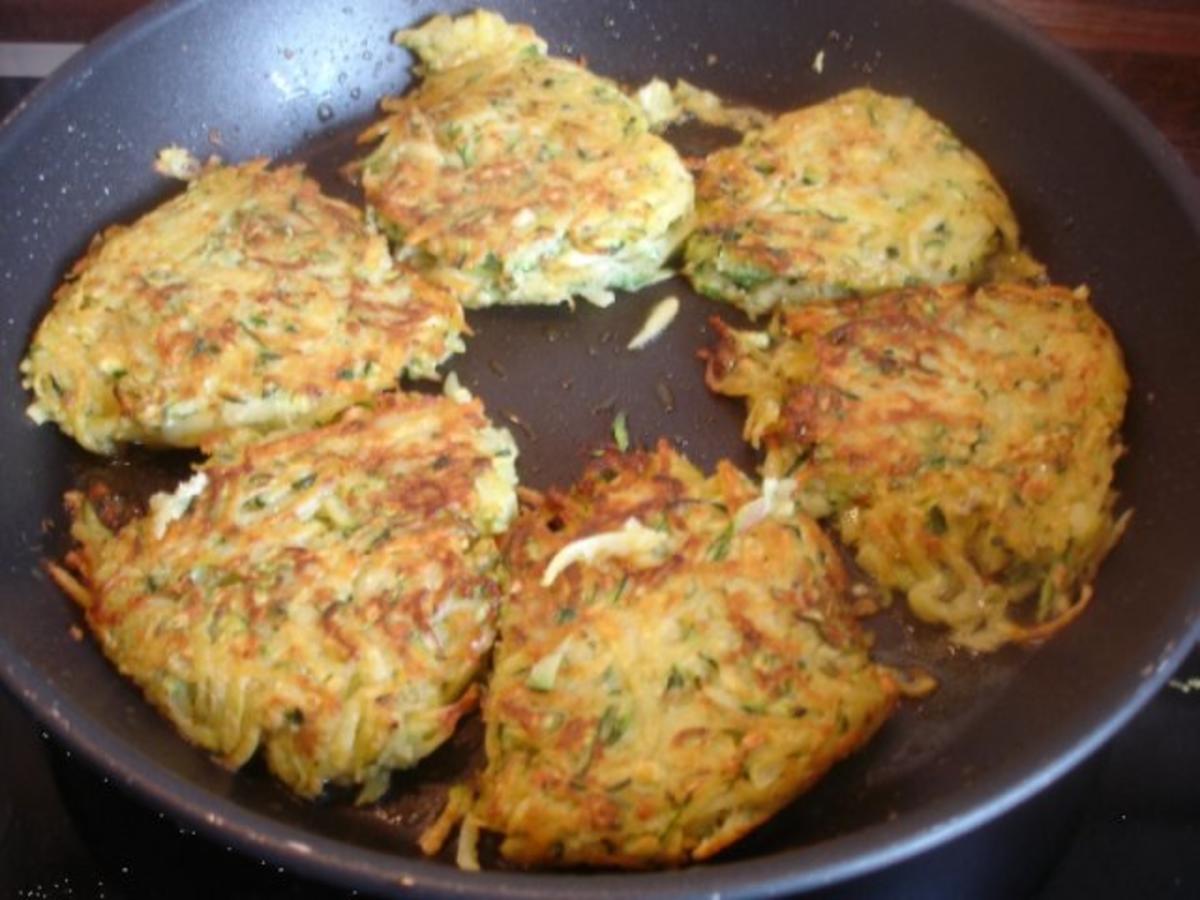 Gemüse-Puffer mit Tomaten-Schnittlauch-Quark - Rezept - Bild Nr. 12