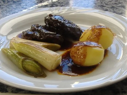 Kalbsbäckchen mit Portweinjus und Lauch - Rezept