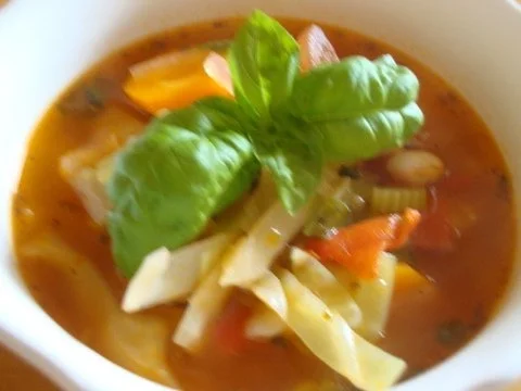 Rezept: Minestrone ....wie Sie gerne in Umbrien aufgetischt wird Minestrone ....wie Sie gerne in Umbrien aufgetischt wird - Rezept