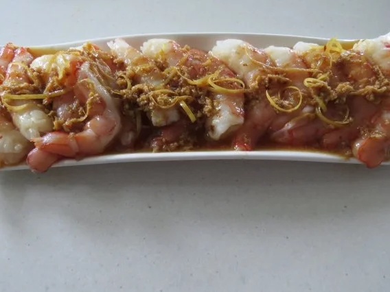 Asiatische Garnelen im Speckmantel mit Wok-Gemüse und Kokosreis - Rezept