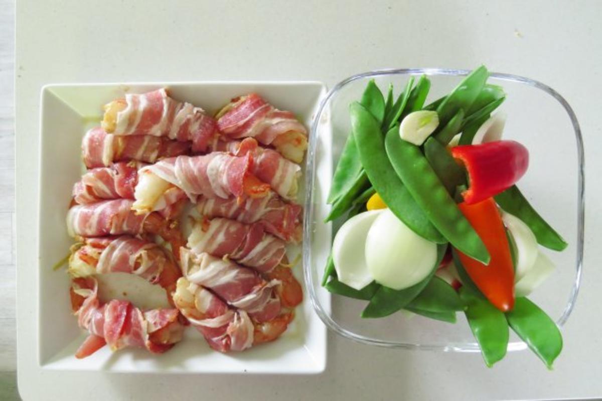 Asiatische Garnelen im Speckmantel mit Wok-Gemüse und Kokosreis - Rezept - Bild Nr. 2