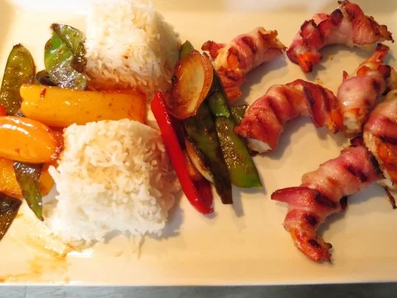 Asiatische Garnelen im Speckmantel mit Wok-Gemüse und Kokosreis - Rezept - Bild Nr. 3