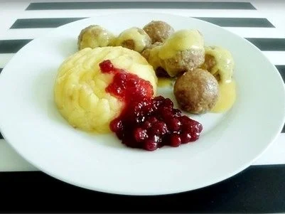 Köttbullar mit Senf-Honigsauce, Stampfkartoffeln und Preiselbeeren - Rezept - Bild Nr. 21